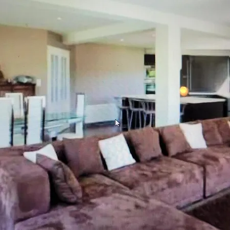 Moderne A 200m De La Avec Jardin Clos ヴィラ